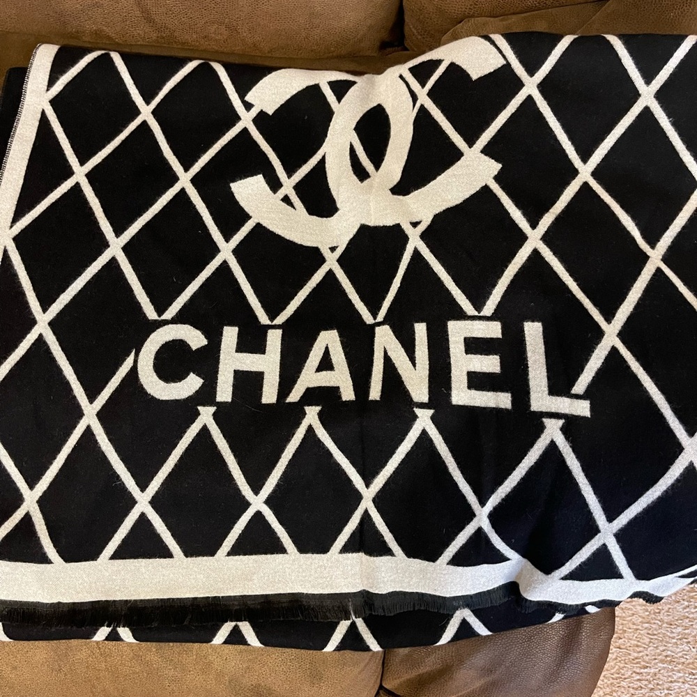 CC Chanel Wool/Silk Scarf Shawl Wrap Two-Sided Black and gray VTG 72" x26”